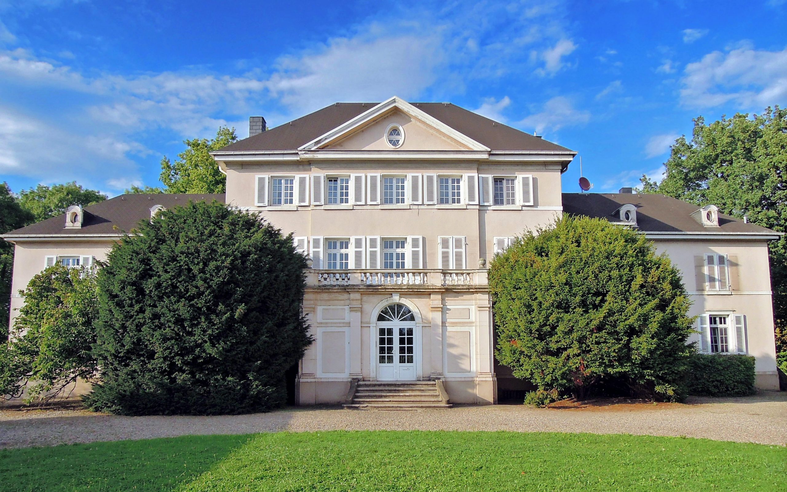 https://commons.wikimedia.org/wiki/File:Dillingen_Neues_Schloss.jpg