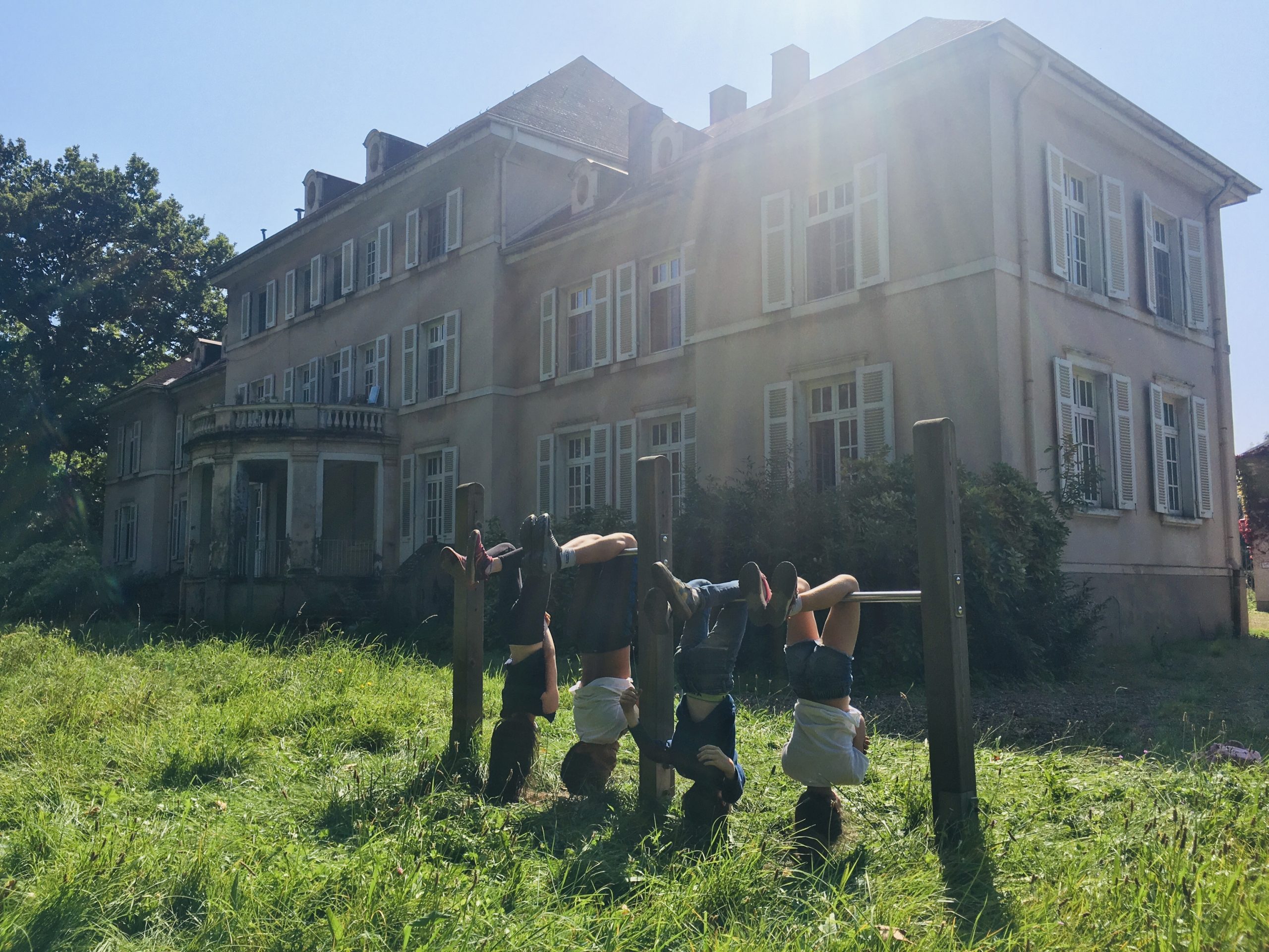 Dilling : Un manoir, un parc et des élèves heureux …